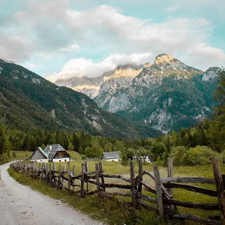 Private Mountain In With Hot Tub Holiday home *